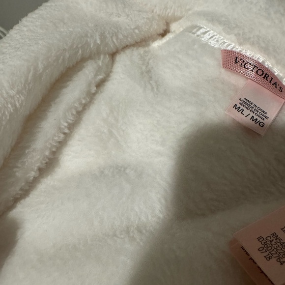 Victoria's Secret Cream Plush Robe - Picture 6 of 6